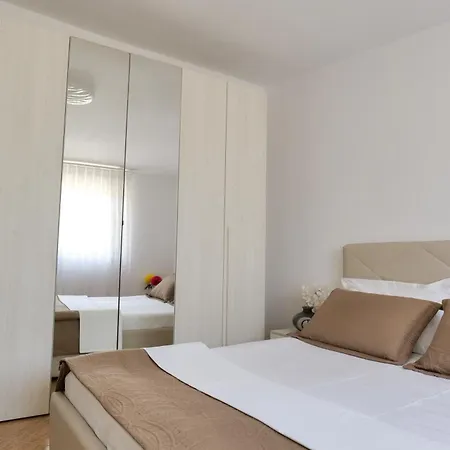 Xhejn's Veranda 7 * Durrës